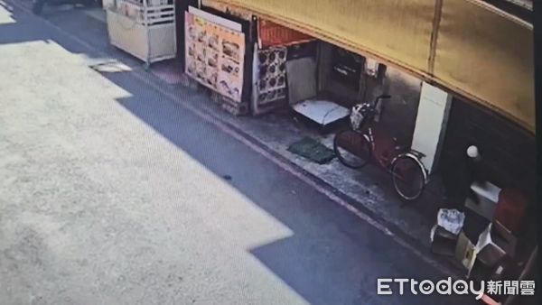 ▲曾嫌行竊生鮮食材過程全被監視器拍下。（圖／記者張君豪翻攝）