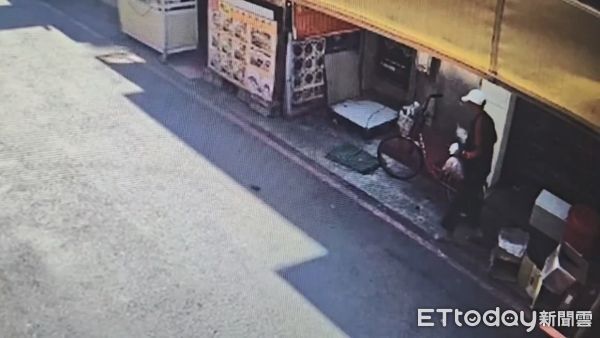 ▲曾嫌行竊生鮮食材過程全被監視器拍下。（圖／記者張君豪翻攝）