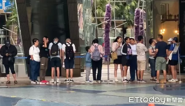 ▲夢時代百貨尚未營業，就有不少人潮在門口等開門。（圖／記者吳奕靖攝）