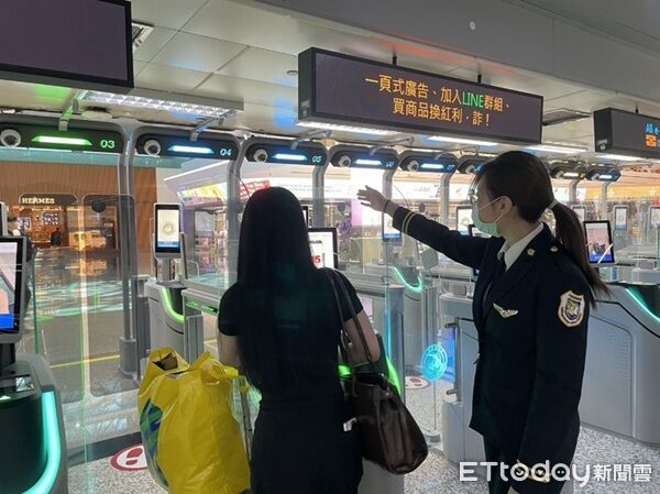 ▲出國旅客體驗新世代e-Gate享有快速通關。（圖／移民署提供）