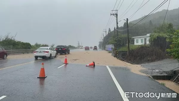 ▲颱風天警民合作搶修道路。（圖／記者楊晨東翻攝）