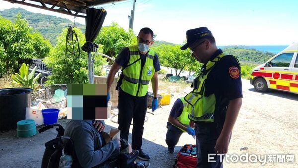▲電動輪椅翻覆警方即刻救援。（圖／記者楊晨東翻攝）