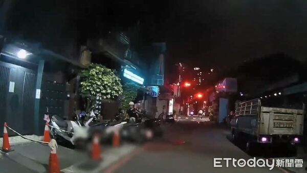 ▲唐姓騎士毒駕與警員發生衝突、遭警方壓制逮捕。（圖／記者張君豪翻攝）