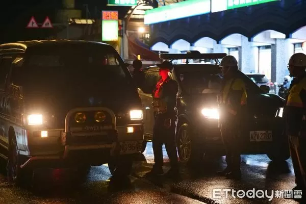 ▲新型酒精檢知器上線，成功警加強取締酒駕。（圖／記者楊晨東翻攝）