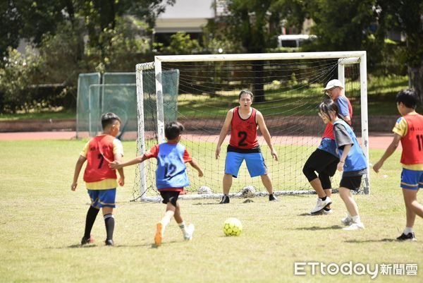 ▲埔里山城足球俱樂部在暑假首個周末舉辦「山城西瓜盃親子趣味足球賽」。（圖／埔里鎮公所提供）