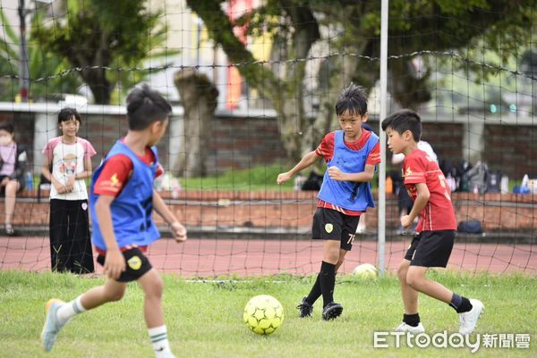 ▲埔里山城足球俱樂部在暑假首個周末舉辦「山城西瓜盃親子趣味足球賽」。（圖／埔里鎮公所提供）