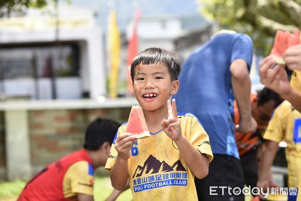 ▲埔里山城足球俱樂部在暑假首個周末舉辦「山城西瓜盃親子趣味足球賽」。（圖／埔里鎮公所提供）
