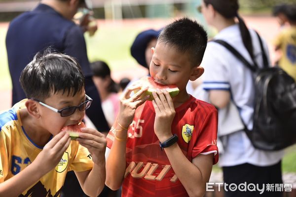 ▲埔里山城足球俱樂部在暑假首個周末舉辦「山城西瓜盃親子趣味足球賽」。（圖／埔里鎮公所提供）