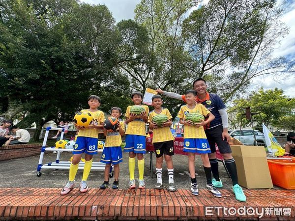 ▲埔里山城足球俱樂部在暑假首個周末舉辦「山城西瓜盃親子趣味足球賽」。（圖／埔里鎮公所提供，下同）