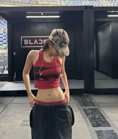 ▲▼BLACKPINK Jennie又瘦了！「漫畫級漏斗腰」細到驚人　韓網一片驚呼。（圖／翻攝自Jennie IG）