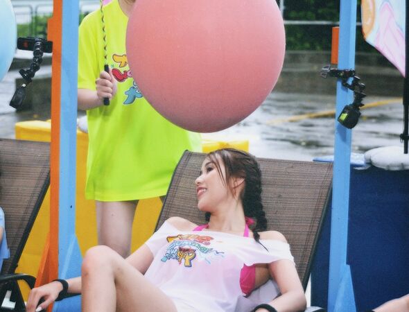 ▲▼半蹲曾志偉雙腿間拍大合照，25歲女星鄧凱文成話題人物被起底。（圖／翻攝自IG）