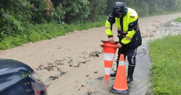 丹娜絲進逼，南臺灣多地今天陸續出現強降雨，屏東縣滿州鄉上午8時許傳出土石流災情。（圖／三立新聞網）