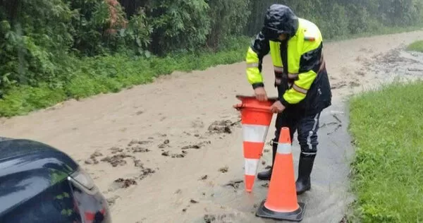 丹娜絲進逼，南臺灣多地今天陸續出現強降雨，屏東縣滿州鄉上午8時許傳出土石流災情。（圖／三立新聞網）