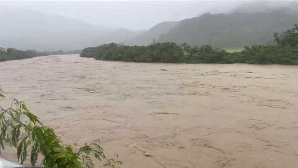 丹娜絲進逼，南臺灣多地今天陸續出現強降雨，屏東縣滿州鄉上午8時許傳出土石流災情。（圖／三立新聞網）