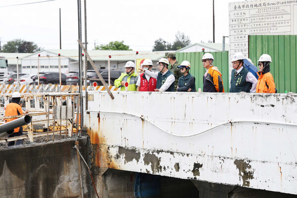 因應丹娜絲颱風來襲，黃偉哲：已預防性撤離9人，並再次巡檢防颱整備工作。（圖／南市府提供）