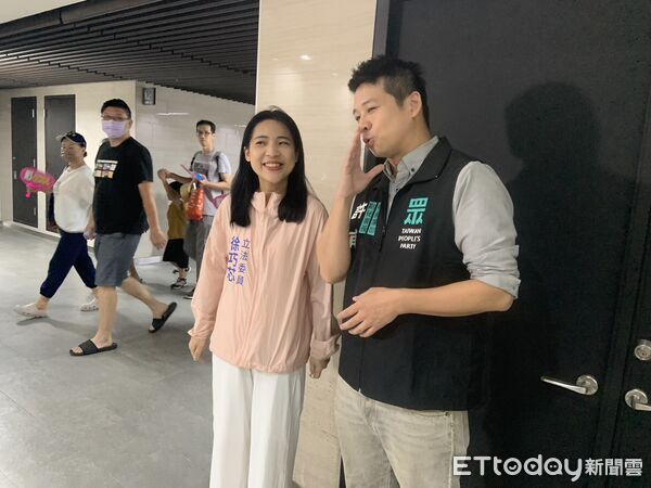 ▲徐巧芯出席李棠華特技團活動演出，找來民眾黨副秘書長許甫、議員林珍羽站台。（圖／記者鄭佩玟攝）