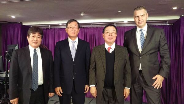 ▲今治社長檜垣幸人(左一)曾專程來台參加大客戶慧洋海運尾牙；左二起慧洋董事長藍俊昇、日本海事協會會長上田德、嘉能可租船部總經理華傑夫。(圖／記者張佩芬攝）