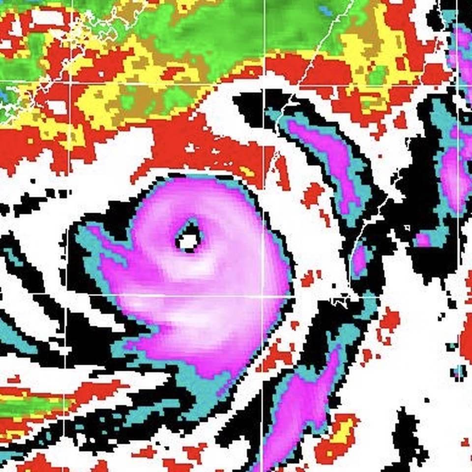 ▲▼前中央氣象局鄭明典在臉書po文表示，「清晰的颱風眼」是颱風的近岸增強現象。（圖／取自鄭明典臉書）