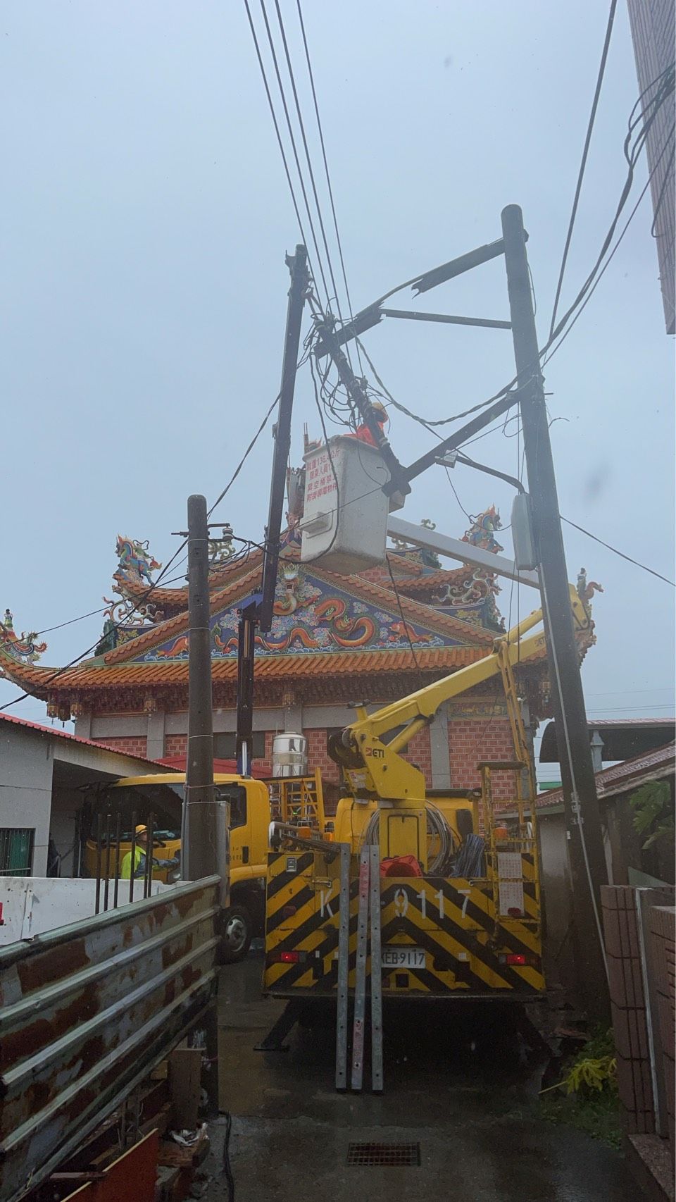 ▲▼台電高雄市永安區搶修作業。（圖／台電提供）
