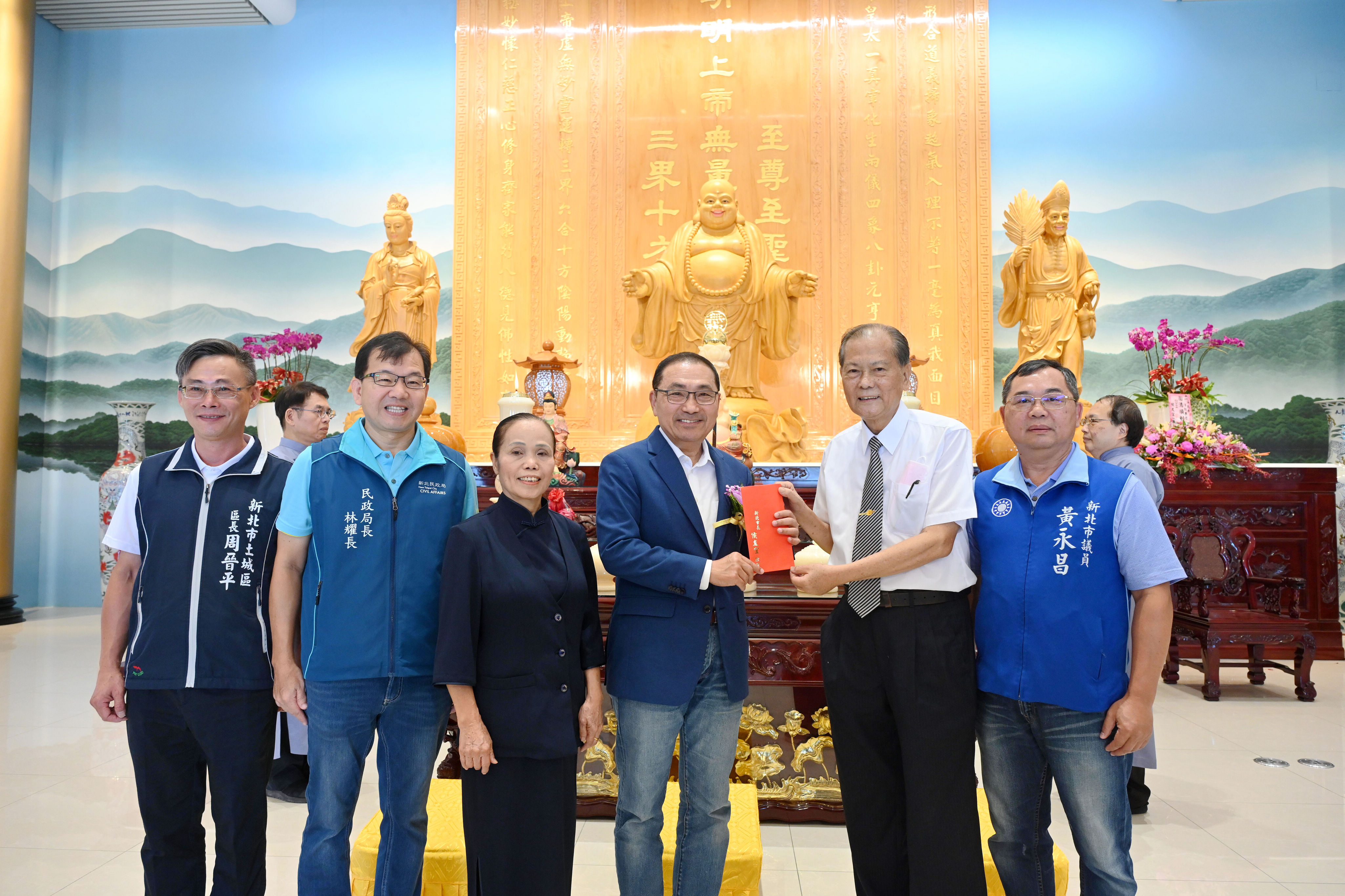 ▲新北土城淨慈寺參拜 侯友宜祈願國泰民安。（圖／新北市民政局提供）