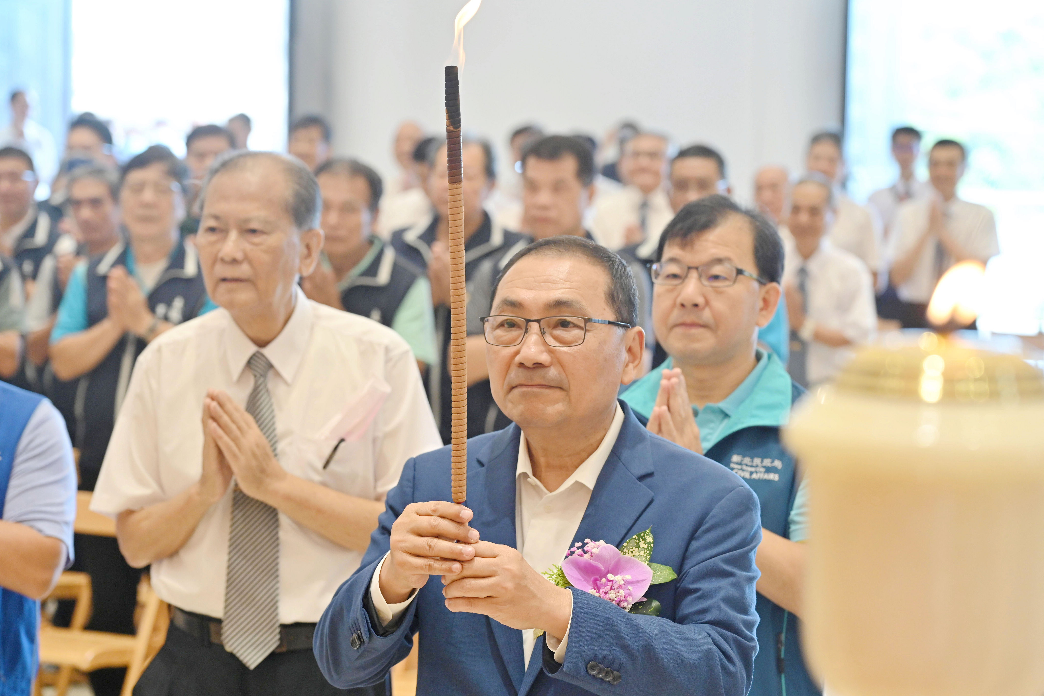 ▲新北土城淨慈寺參拜 侯友宜祈願國泰民安。（圖／新北市民政局提供）