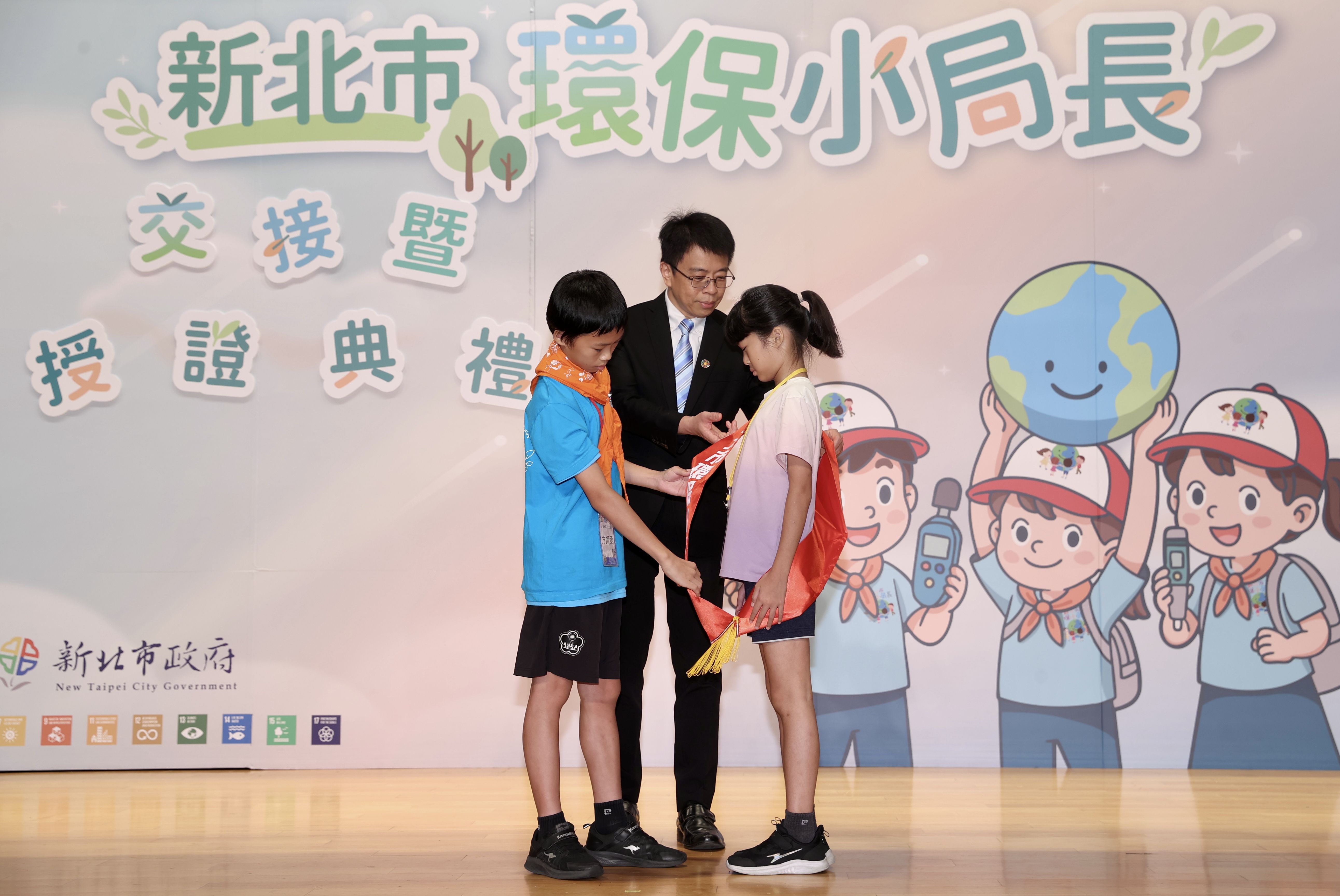 ▲新北環保小局長傳承使命 第13屆授證典禮溫馨登場。（圖／新北市環保局提供）