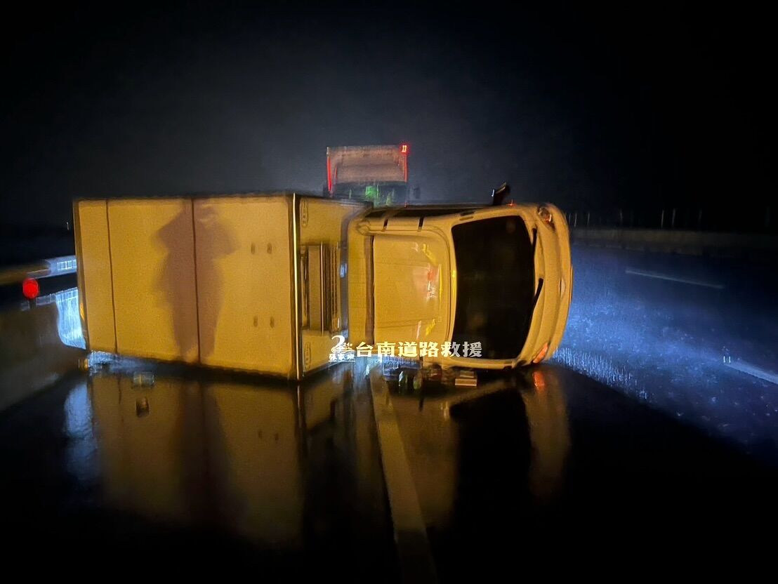 ▲▼台南國道2起翻覆事故。（圖／翻攝臉書／台南道路救援（張家班））