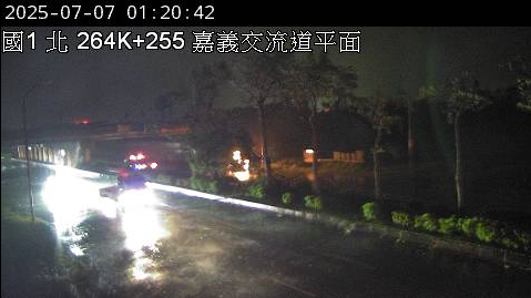 ▲▼國道一號火燒車，警方到場時，火勢疑似已被大雨澆滅。（圖／翻攝國道即時影像）