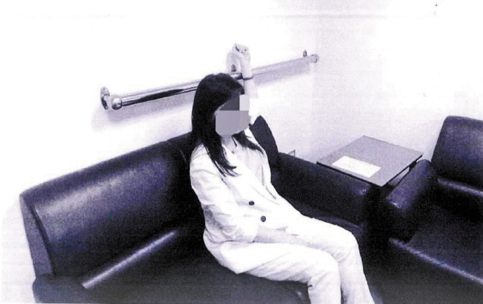 楊女被上銬16小時，更曾手腕高舉過頭、被銬於牆面上橫桿長達30分鐘，致其手腕受傷。（示意圖，翻攝監察院公報） 