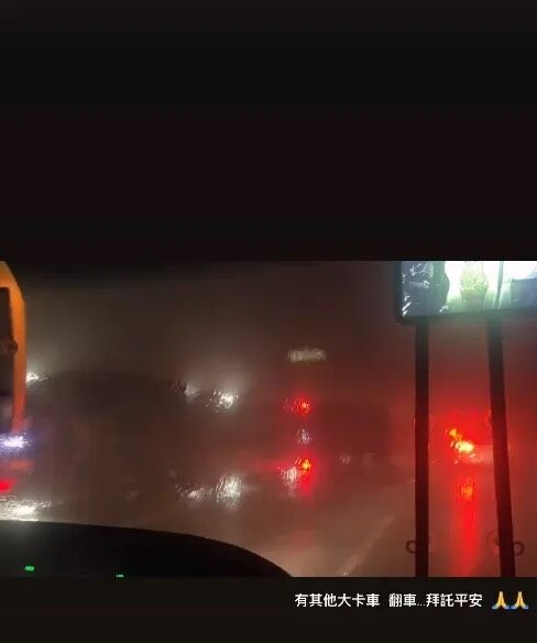▲獅巴行駛途中還經過卡車事故。翻攝自kao.07.26