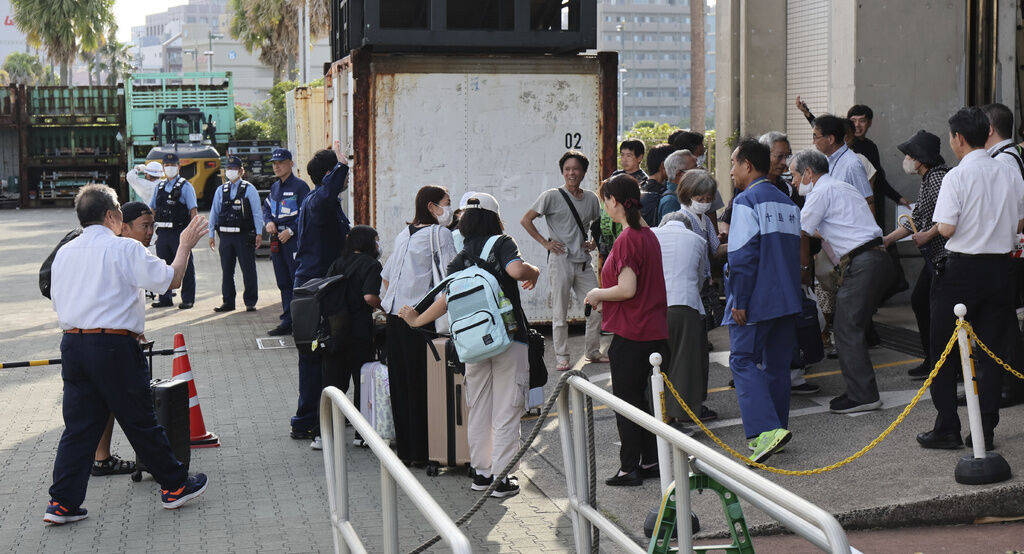 ▲▼吐噶喇群島惡石島第二批撤離居民搭乘十島村經營的渡輪，6日傍晚順利抵達鹿兒島市。（圖／達志影像／美聯社）