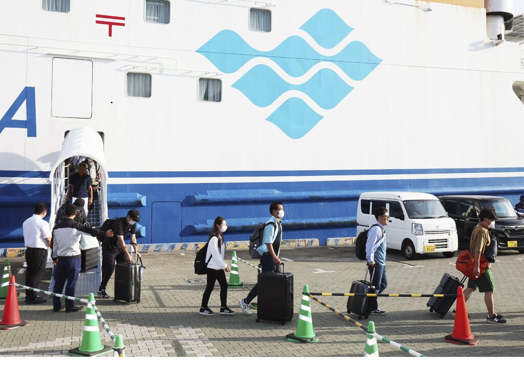 ▲▼吐噶喇群島惡石島第二批撤離居民搭乘十島村經營的渡輪，6日傍晚順利抵達鹿兒島市。（圖／達志影像／美聯社）