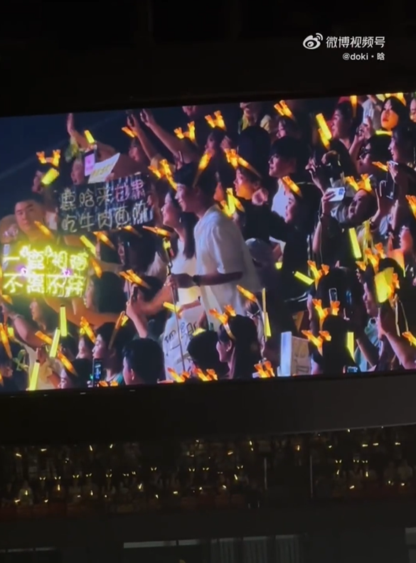 ▲鹿晗叮嚀粉絲男友要好好照顧她。（圖／翻攝自微博）