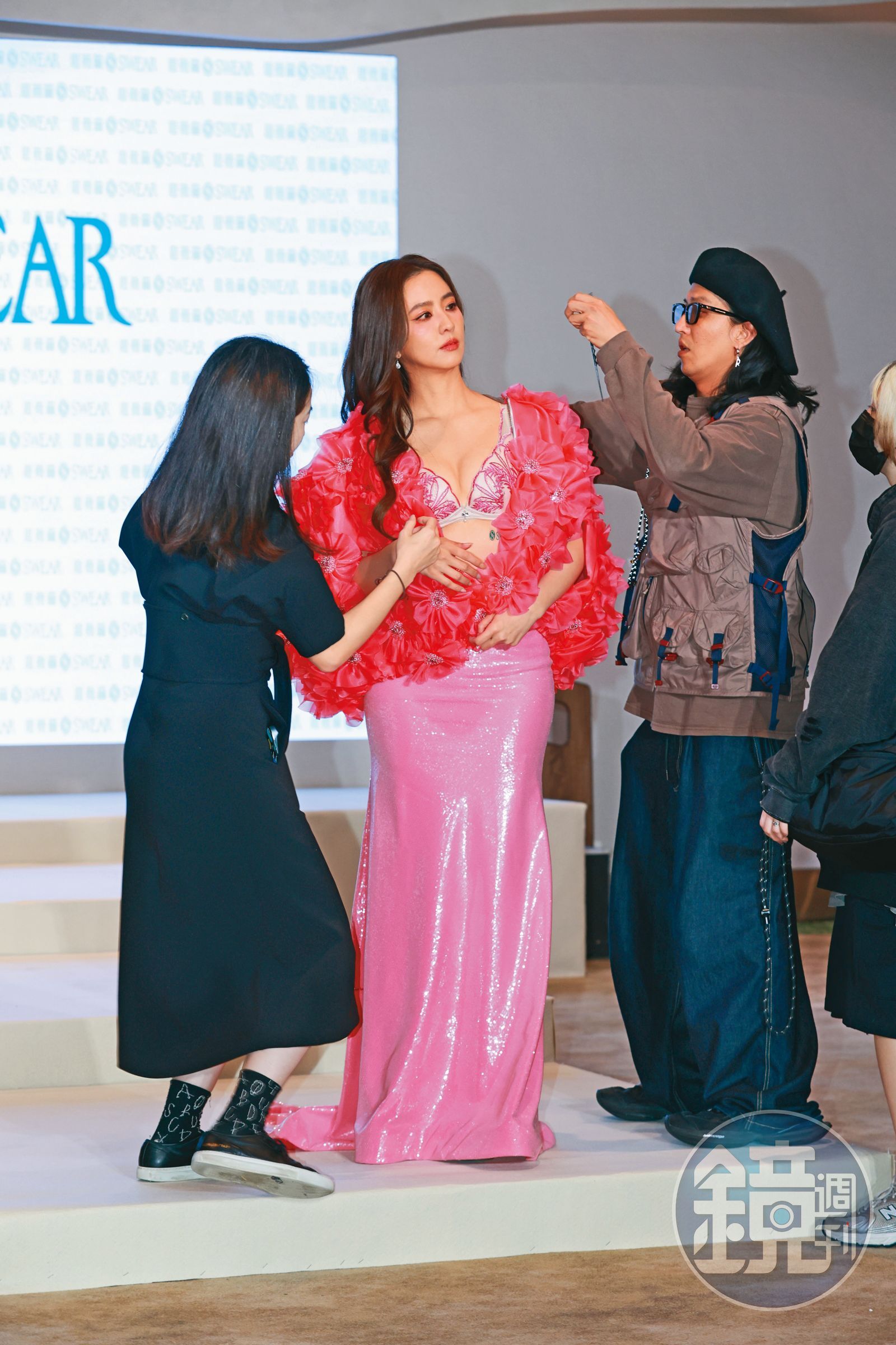 今年3月周曉涵（中）為品牌內衣春夏新品走秀時，已知要卸任。