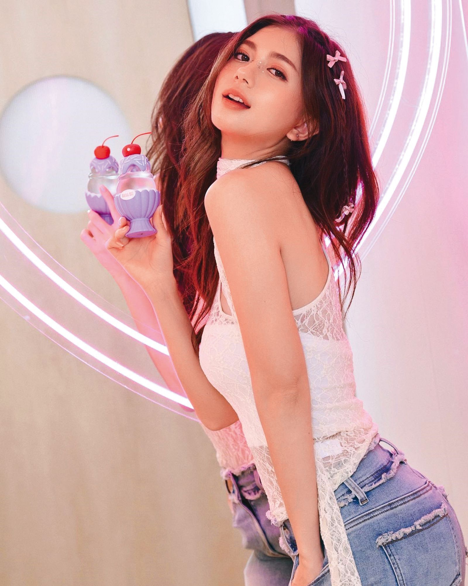 鄭芯恩是台、德混血美女，將接棒周曉涵代言內衣品牌。（翻攝自鄭芯恩臉書）