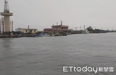 颱風來襲釣客仍冒險釣魚!雲林海巡勸離15人 違者將開罰