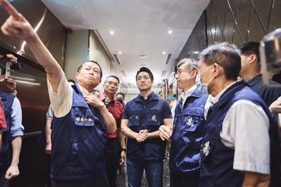 蔣萬安臉書被灌爆!親曝「正常上班上課」原因