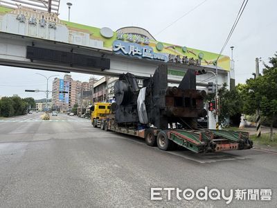 載大型機具太高硬要過　台中拖板車把天橋梁底撞破了