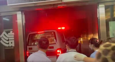 嘉義長庚「救護車被吹歪」醫護肉身擋！　他直擊：大門也快破了