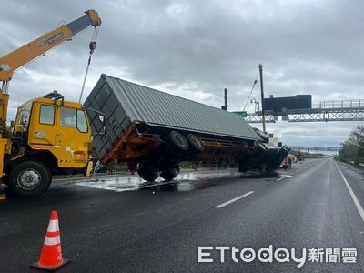 國道1號大貨車疑遭強風側翻幸無人傷　警方籲風雨天減速慢行