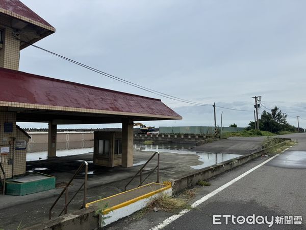 ▲雲林箔子寮港區與岸際風浪不穩，巡邏人員巡視後確認安檢所廳舍周邊及車棚均無積水或淹水情形。（圖／記者游瓊華翻攝）