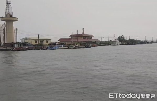 ▲雲林箔子寮港區與岸際風浪不穩，巡邏人員巡視後確認安檢所廳舍周邊及車棚均無積水或淹水情形。（圖／記者游瓊華翻攝）