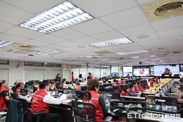 ▲因應丹娜絲颱風來襲，台南災害應變中心提升為一級開設，黃偉哲親自主持防颱會報，並視察灣裡地區抽水站整備情況。（記者林東良翻攝，下同）