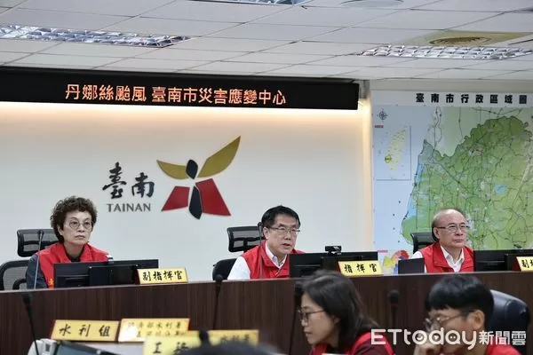 ▲因應丹娜絲颱風來襲，台南災害應變中心提升為一級開設，黃偉哲親自主持防颱會報，並視察灣裡地區抽水站整備情況。（記者林東良翻攝，下同）