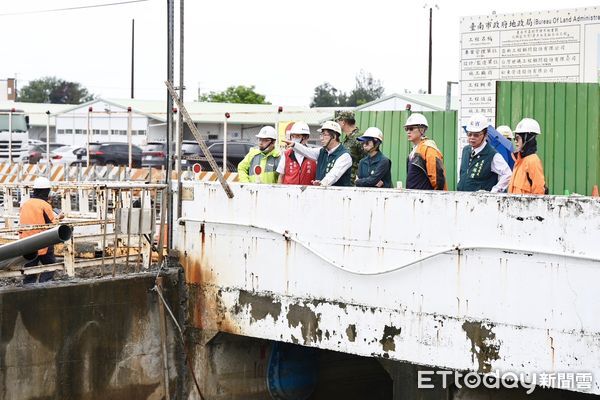 ▲因應丹娜絲颱風來襲，台南災害應變中心提升為一級開設，黃偉哲親自主持防颱會報，並視察灣裡地區抽水站整備情況。（記者林東良翻攝，下同）