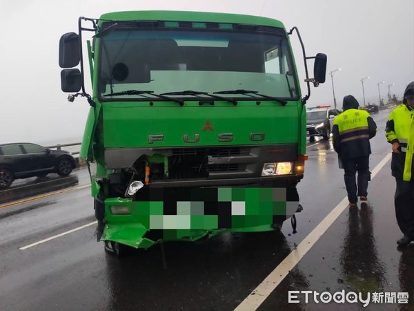 ▲▼        於台9線398公里南向車道（金崙大橋南端）交通事故，員警立即到場管制疏導。     。（圖／記者楊晨東翻攝）