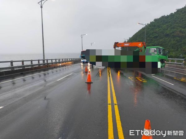 ▲▼        於台9線398公里南向車道（金崙大橋南端）交通事故，員警立即到場管制疏導。     。（圖／記者楊晨東翻攝）