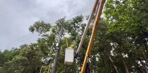 ▲▼高雄橋頭區線路開關因雷擊跳脫搶修。（圖／台電提供）