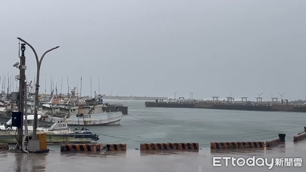 ▲▼氣象署針對澎湖發布強風告警，提醒民眾進入室內躲避。（圖／記者陳洋翻攝）