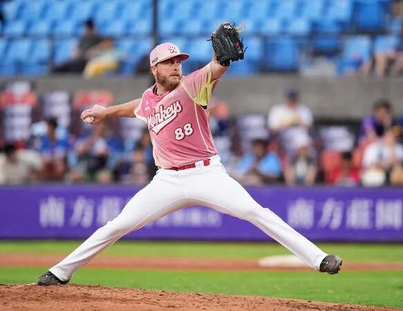 ▲波賽樂、林承飛、張閔勛。（圖／樂天桃猿提供）